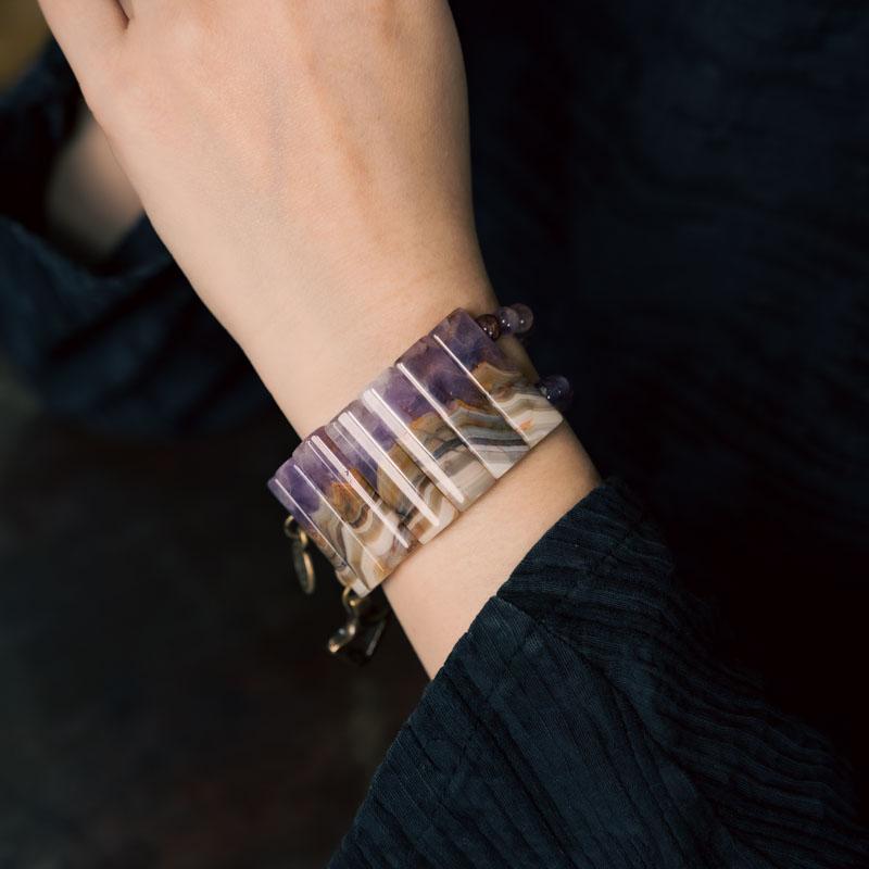 HAND BRACELET WITH AMETHYST AGATE AND BRASS