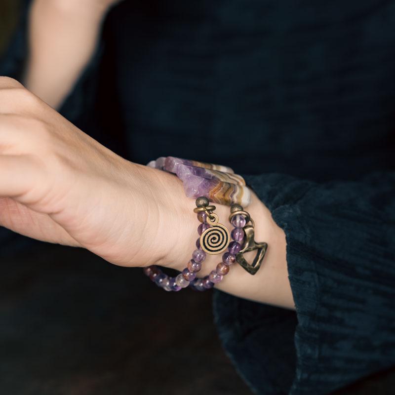 HAND BRACELET WITH AMETHYST AGATE AND BRASS